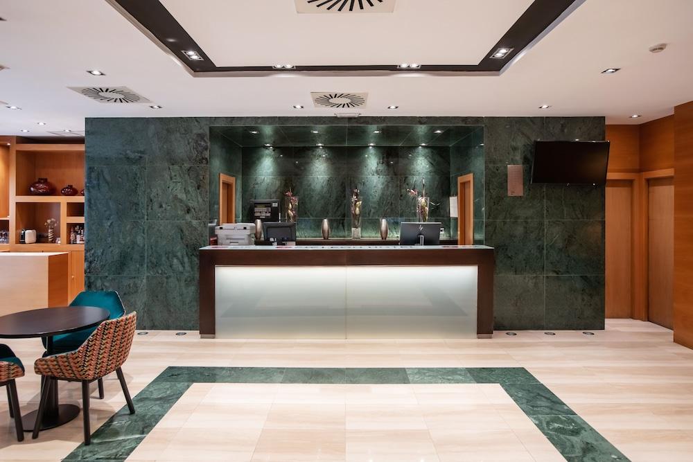 Exe Leon Hotel Exterior photo