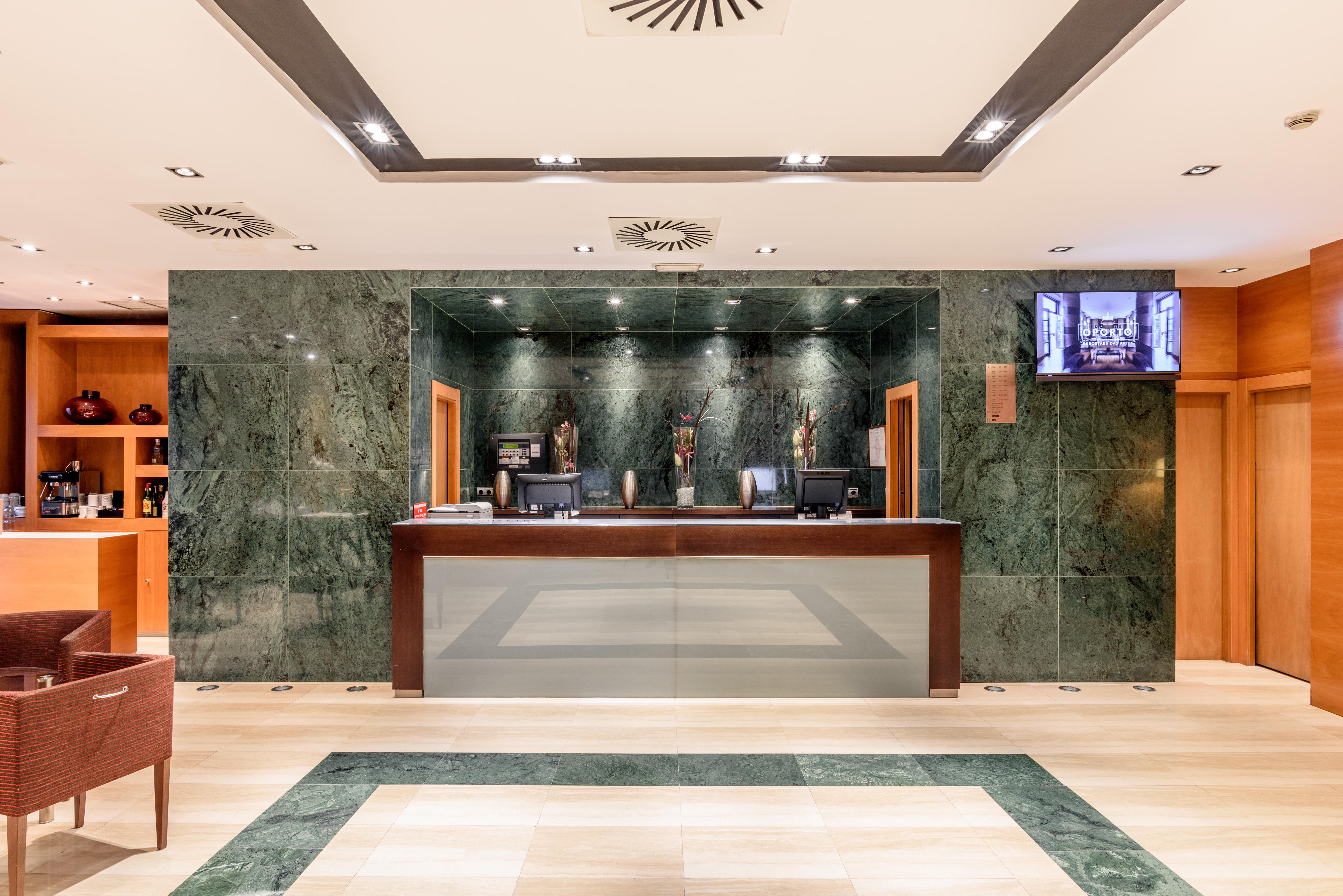 Exe Leon Hotel Exterior photo