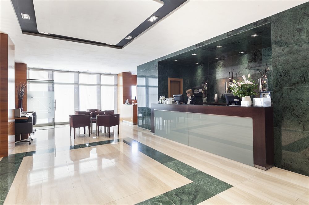 Exe Leon Hotel Exterior photo